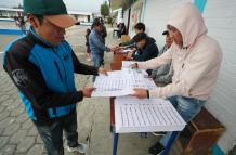 Fotografía de archivo de ecuatorianos mientras ejercen su derecho al voto.