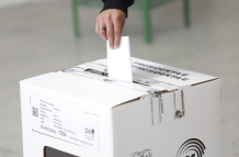 Ciudadano deposita su papeleta en la urna en las elecciones generales 2025.