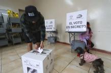 Ciudadanos acuden a las urnas este 13 de abril en Ecuador, para elegir entre Daniel Noboa y Luisa González en la segunda vuelta presidencial 2025.