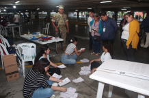 Miembros de las juntas receptoras del voto realizan el conteo.