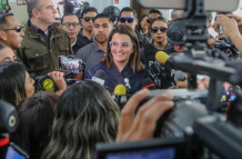 María José Pinto, junto a su esposo. Tiene dos hijos.