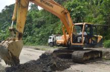 Maquinaria de la Prefectura de Santo Domingo se trasladó a la vía Alóag - Santo Domingo, luego del derrumbe.