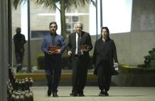 Mario Vargas Llosa. Sus hijos portan sus cenizas.