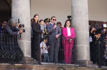 El presidente reelecto Daniel Noboa junto a su familia durante el cambio de guardia en el Palacio de Carondelet, el 15 de abril de 2025.