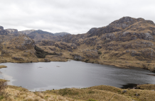 Laguna en el Parque Nacional Cajas, Azuay: un paisaje único de páramo y montañas en Ecuador.
