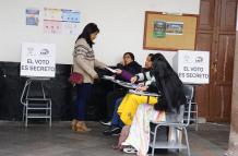 En las elecciones de segunda vuelta, el CNE prohibió portar el celular en mano en el sufragio y fotografiar el voto.