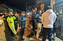 Los agentes y policías sancionaron y obligaron a retirarse a los libadores, quienes consumían licor en los exteriores de licorerías de los valles.
