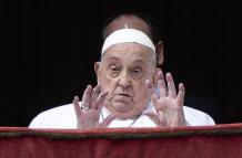 El papa Francisco durante su última aparición en el balcón de la basílica de San Pedro, donde dio la bendición Urbi et Orbi.
