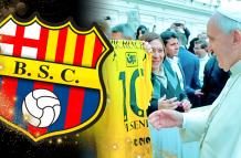 El día que Papa Francisco recibió la camiseta de Barcelona SC.