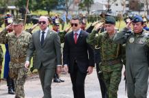 Daniel Noboa y militares.