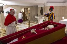 El Vaticano difundió este martes las primeras imágenes del papa Francisco, fallecido este lunes a los 88 años, en el féretro de madera en la capilla de la que fue su residencia, la Casa Santa Marta.