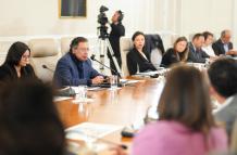 Fotografía cedida por la Presidencia de Colombia que muestra al presidente Gustavo Petro durante un consejo de ministros este lunes en (Colombia).