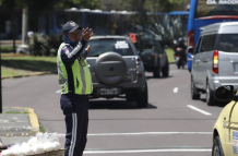Un agente de tránsito en una zona del norte de Quito