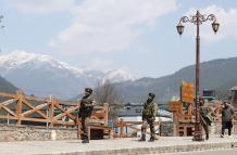 Soldados paramilitares indios custodian la ciudad de Pahalgam, en la Cachemira administrada por la India, el 23 de abril de 2025.