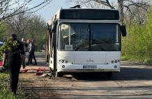 Un autobús dañado tras un ataque con drones en la localidad de Marhanets, región de Dnipropetrovsk, en el marco de la invasión rusa de Ucrania, el 23 de abril de 2025.