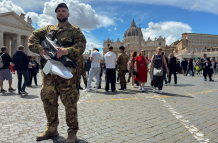Un soldado del Ejército con un sistema antidrones en los alrededores de la plaza San Pedro del Vaticano, en el segundo de los tres días que la Basílica permanece abierta para que los fieles den el último adiós al papa Francisco.