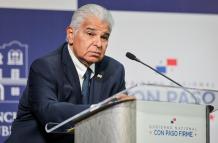 Fotografía cedida por la presidencia de Panamá del presidente de Panamá, José Raúl Mulino, hablando durante una rueda de prensa este jueves, en Ciudad de Panamá (Panamá)