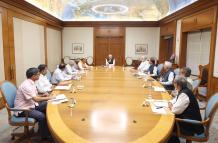 El primer ministro de la India, Narendra Modi (c),prometió identificar y castigar a los responsables del atentado que dejó 26 muertos en la Cachemira.