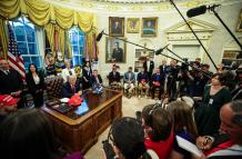 El presidente de Estados Unidos, Donald Trump con periodistas en la Oficina Oval de la Casa Blanca en Washington, DC, EE.UU., el 23 de abril de 2025.
