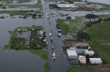 Socavón e inundación en la vía Babahoyo-Jujan