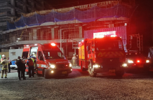 Miembros del Cuerpo de Bomberos trabajan en el lugar del colapso en Puerto Santa Ana para asegurar la zona y asistir a los heridos.