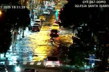 Inundaciones en varias calles de Guayaquil debido a la marea alta o aguaje, que afectaron diversos sectores de la ciudad.