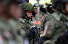 Foto de archivo que muestra a una soldado durante la conmemoración del Día del Ejército Mexicano.