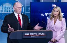 El zar de la Frontera de la Casa Blanca, Tom Homan (I) con la secretaria de Prensa de la Casa Blanca, Karoline Leavitt, en la sala de prensa de la Casa Blanca en Washington