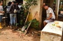 Destrozos. Una familia observa los restos de su vivienda destruida por el desbordamiento del río Marcabelí.