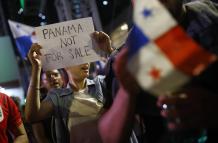 Una mujer sostiene un cartel durante una manifestación este martes, en Ciudad de Panamá (Panamá)