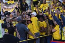 Jonatan Álvez en medio de los hinchas recordando un festejo cuando era parte del Barcelona SC.