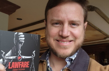 Augusto Verduga, en enero 2025, mostraba el libro sobre Lawfare de su hermano, Abraham. Hoy dice que su casa Ligados es un manual de lawfare..