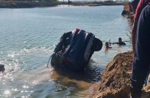 El carro accudentado cuando fue sacado del agua