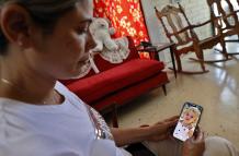 Lamento. Heidy Sánchez, madre de la bebé, muestra una fotografía de su hija de 17 meses.