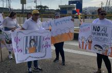 Los familiares de los presos de la cárcel La Roca, en Guayaquil, realizaron un plantón para pedir que se permitan las visitas a los internos.