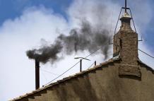 El humo negro sale de la chimenea situada encima de la Capilla Sixtina, en el segundo día del cónclave para elegir un nuevo papa, en la Ciudad del Vaticano, el 8 de mayo de 2025.