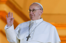 El papa Francisco saluda desde el balcón central de la Basílica de San Pedro tras ser elegido en 2013, marcando el inicio de un pontificado histórico para América Latina.