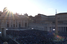 Una multitud espera en la Plaza de San Pedro el anuncio del nombre del nuevo papa.