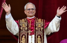 Robert Francis Prevost saluda por primera vez como Papa León XIV, con un llamado global a la paz desde el Vaticano.