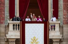 El recién elegido Papa León XIV habla desde la logia central de la Basílica de San Pedro, Ciudad del Vaticano.