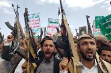 Simpatizantes hutíes gritan consignas y levantan sus armas durante una protesta contra Estados Unidos e Israel en Saná, Yemen, 09 de mayo de 2025.