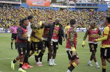 El festejo de Gabriel Cortez con la banca de suplentes en el Atahualpa.