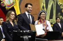 Carmen Tiupul (derecha) de Pachakutik fue designada la segunda vicepresidenta de la Asamblea por los próximos dos años.