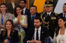 El nuevo presidente de la Asamblea Nacional, Niels Olsen, junto a los legisladores de ADN, al final de la sesión inaugural.