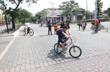 Ruta Urdesa peatonalización bicicleta familia niño espacio público 18 may 25 FR