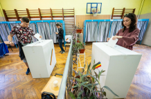 Votantes sufragan en un colegio electoral de Bucarest, Rumanía, el 18 de mayo de 2025, durante la segunda vuelta de las elecciones presidenciales.