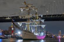 Fotografía del buque escuela mexicano Cuauhtémoc junto al puente de Brooklyn, en Nueva York (EE.UU.