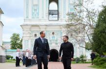 El presidente ucraniano Volodymyr Zelensky (D) y a Haakon, príncipe heredero de Noruega (I) reunidos en Kiev, Ucrania, el 20 de mayo de 2025.