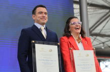 Daniel Noboa y María José Pinto durante la entrega de sus credenciales.