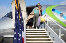 Fotografía publicada por la secretaria de Seguridad Interna, Kristi Noem, en su cuenta oficial de la red social X (@Sec_Noem) de una colombiana embarcando en el primer vuelo de autodeportados de Trump.